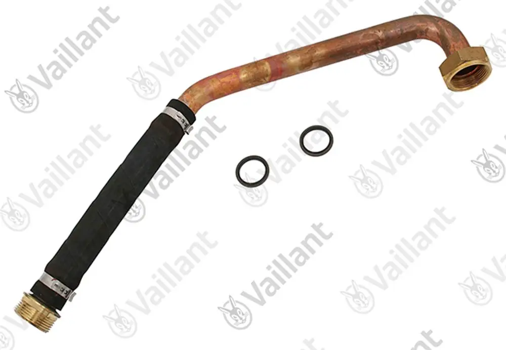 Kupferrohr mit einem gewählten Ende und einer gebogenen Form, mit schwarzem Gummi ummantelt, sowie zwei O-Ringen daneben. Produkt der Marke Vaillant.